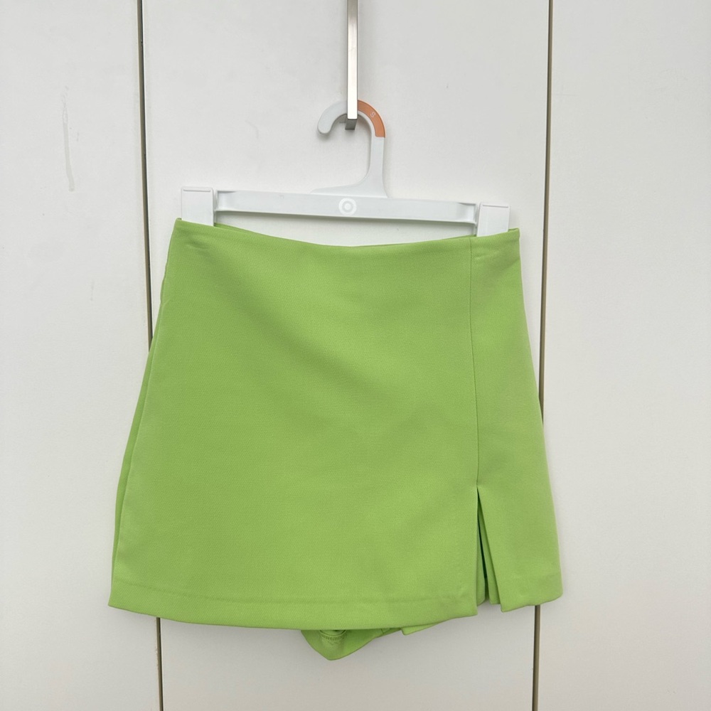Zara green mini skirt, never worn, like new